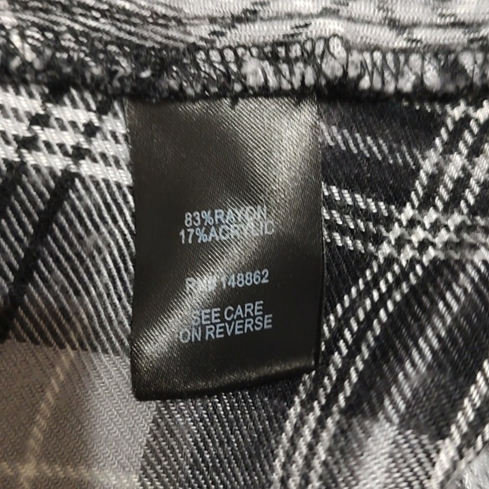 Torrid Black And White Plaid Button Down Top Size 2 - Picture 10 of 10